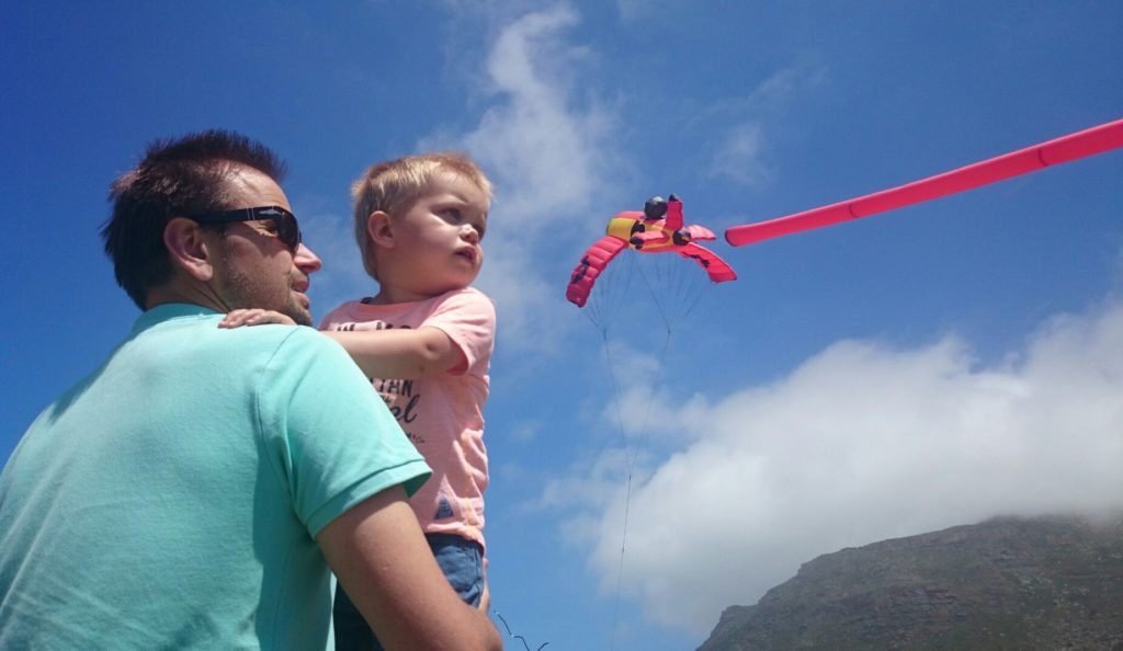 Micha en Henk bij het vliegerfestival in Muizenberg